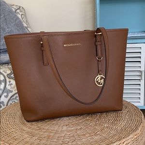 Michael kors jet set tote